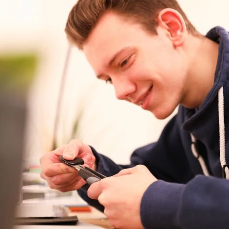 Relaxdays PROFI Cuttermesser Mit Ersatzklingen, Cutter, Abbrechklingen 18 Mm, Gummigriff, Universalmesser, Schwarz/grün 3 Relaxdays PROFI Cuttermesser Mit Ersatzklingen, Cutter, Abbrechklingen 18 Mm, Gummigriff, Universalmesser, Schwarz/grün – Bild 3