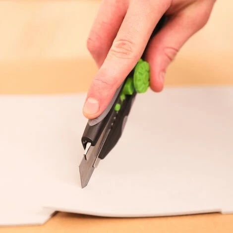 Relaxdays PROFI Cuttermesser Mit Ersatzklingen, Cutter, Abbrechklingen 18 Mm, Gummigriff, Universalmesser, Schwarz/grün 4 Relaxdays PROFI Cuttermesser Mit Ersatzklingen, Cutter, Abbrechklingen 18 Mm, Gummigriff, Universalmesser, Schwarz/grün – Bild 4